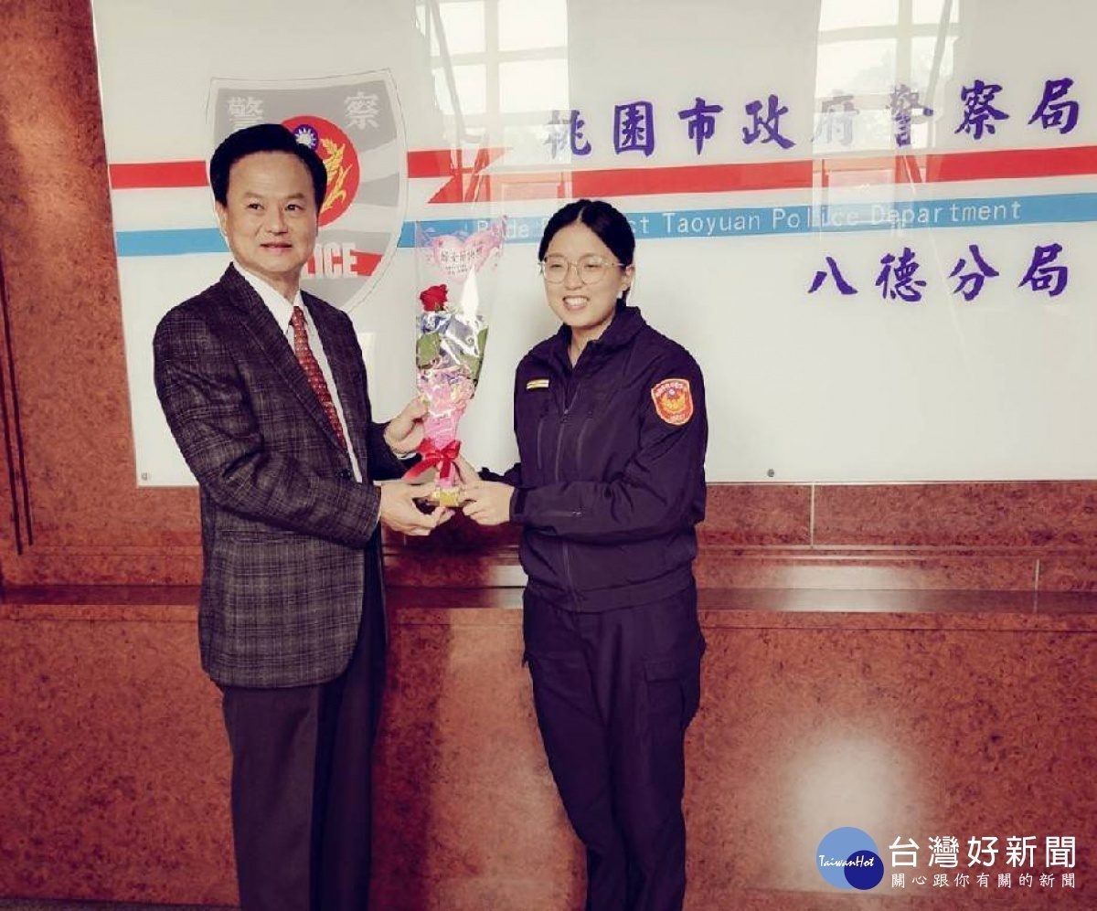 婦女節八德警贈玫瑰花、面膜及巧克力,女警讚實用又開心。