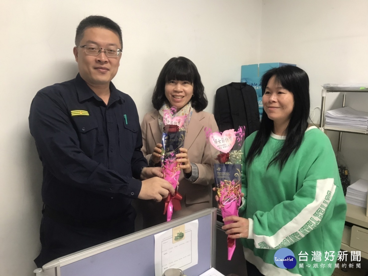 國際婦女節前夕,平鎮分局長贈花及面膜慰勉女性同仁。