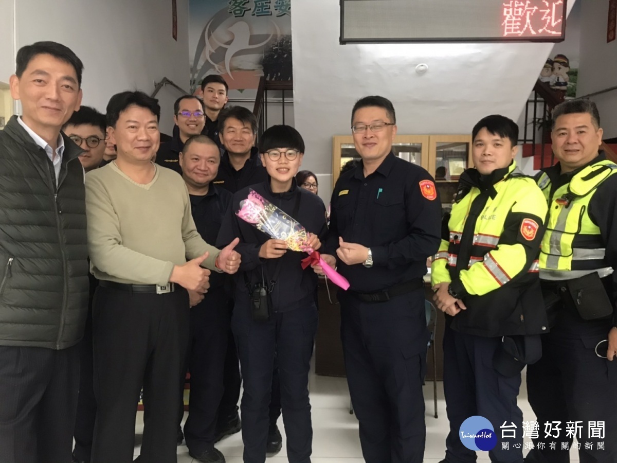 國際婦女節前夕,平鎮分局長贈花及面膜慰勉女性同仁。