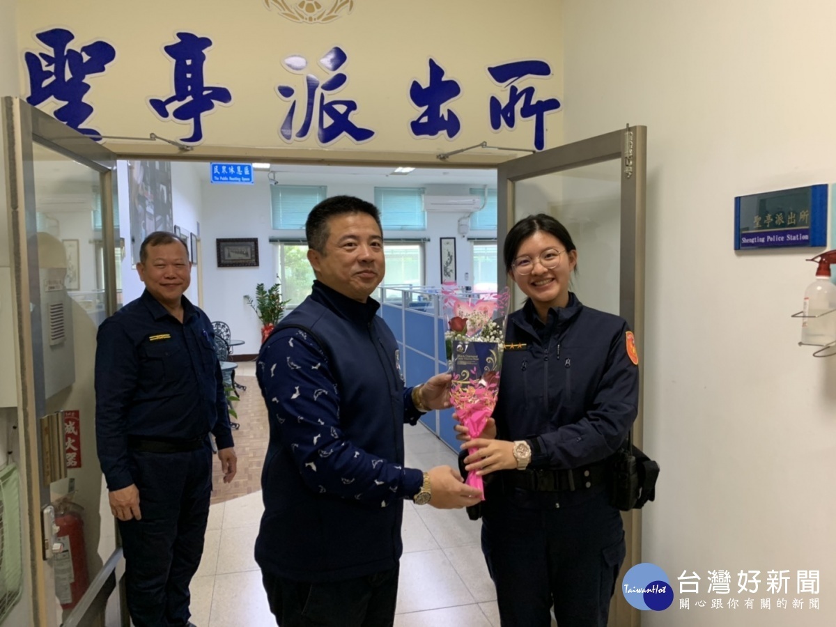 祝賀38婦女節,龍潭警分局長溫馨贈花及保養面膜。
