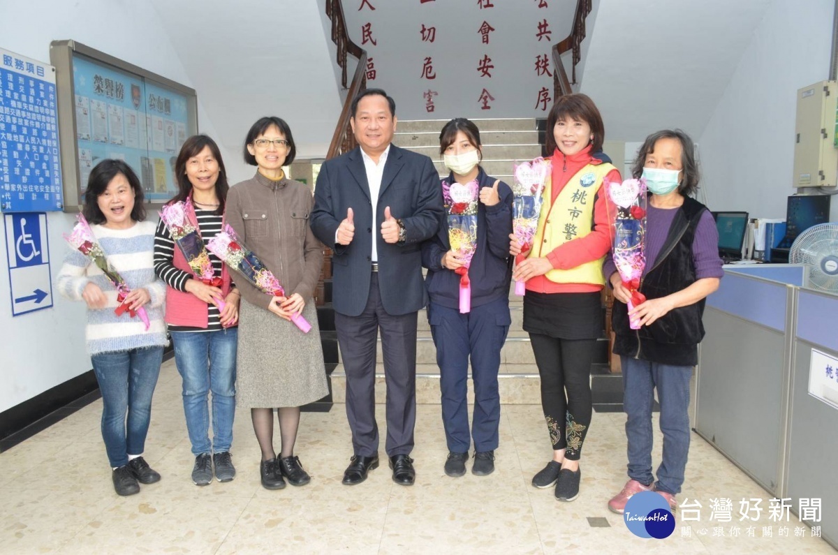 慶賀38婦女節,楊梅分局長贈女警玫瑰。