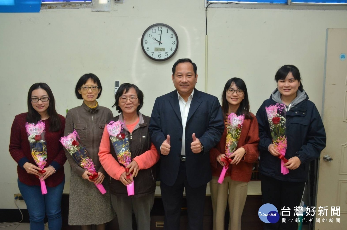 慶賀38婦女節,楊梅分局長贈女警玫瑰。