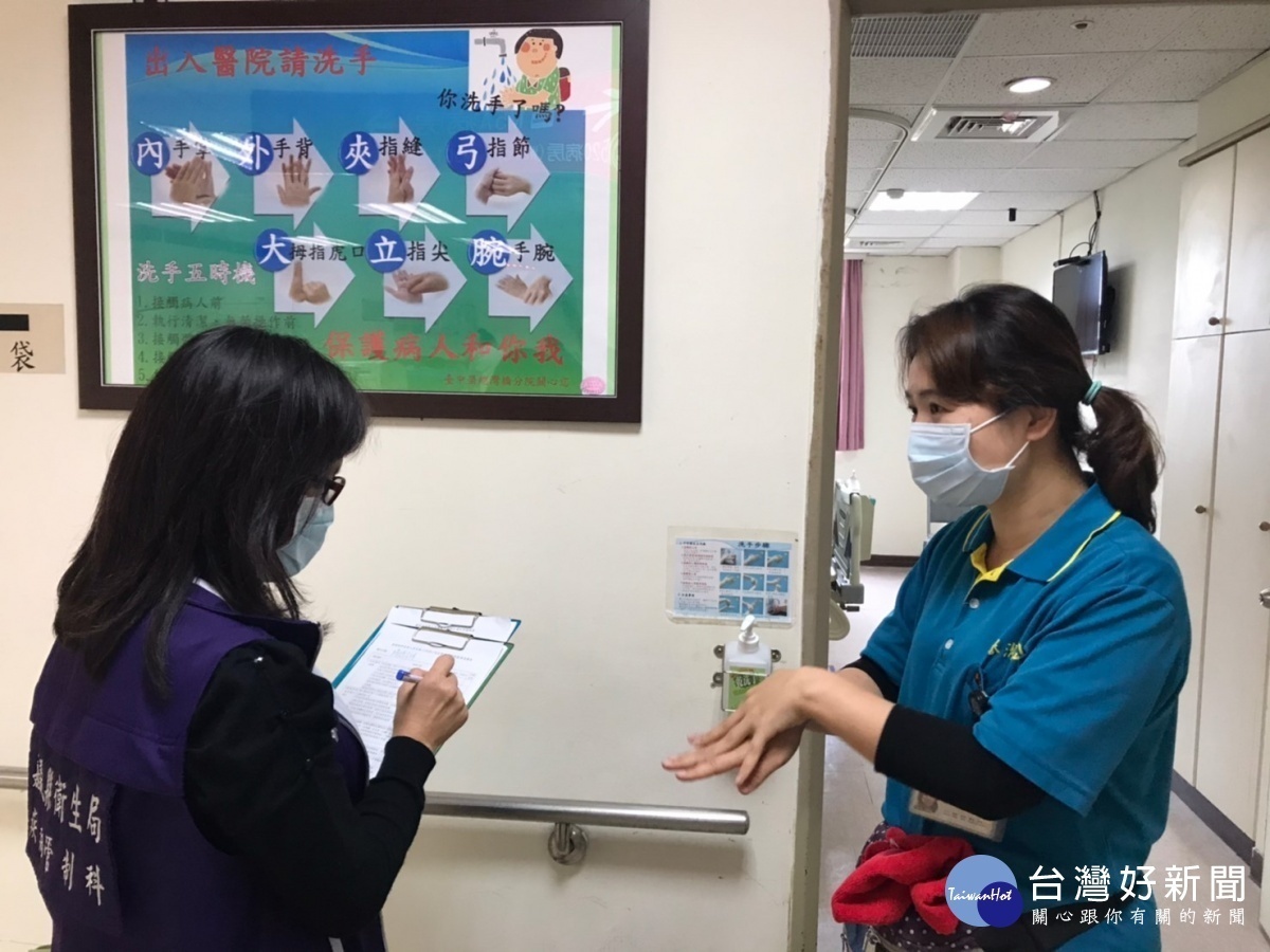 臺中榮民總醫院灣橋分院查核清潔人員洗手步驟/縣府提供