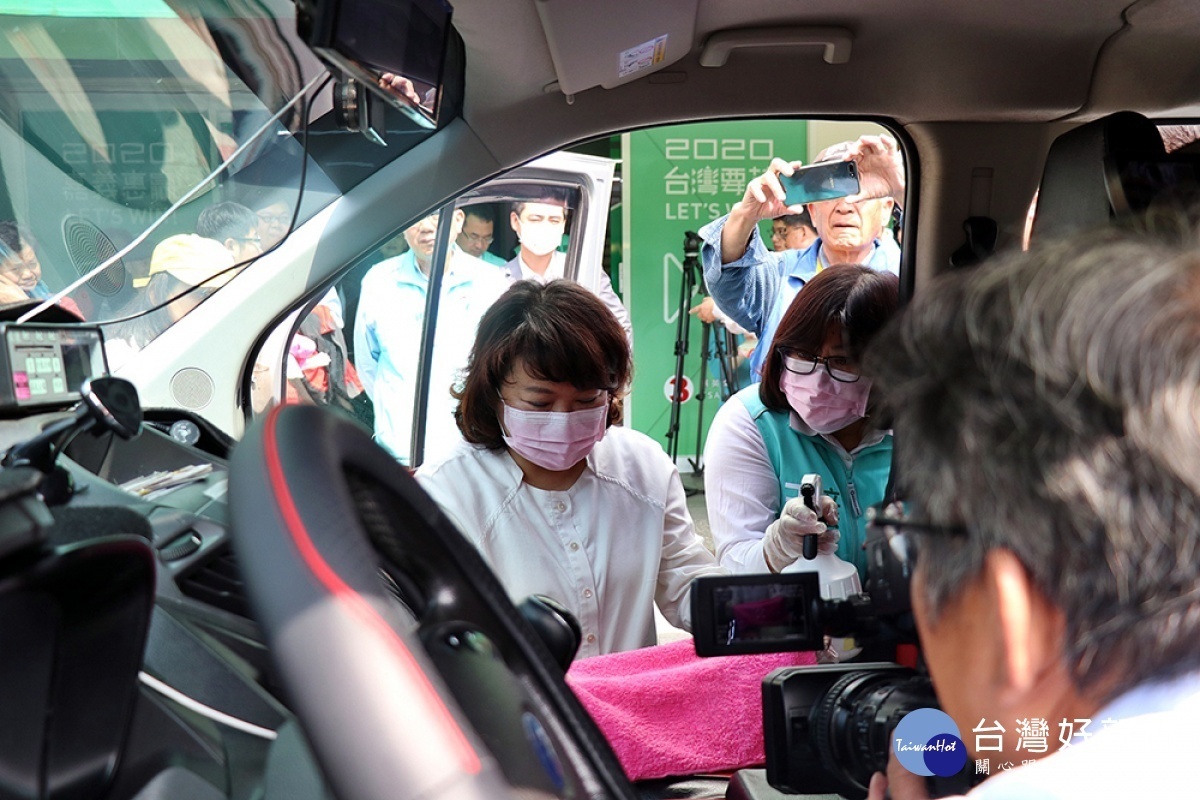 嘉義市長黃敏惠與立委王美惠示範如何消毒計程車/市府提供