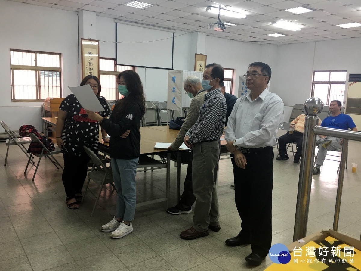 縣黨部主委楊麗川(右一)全程關心選務作業順利。(記者扶小萍攝)