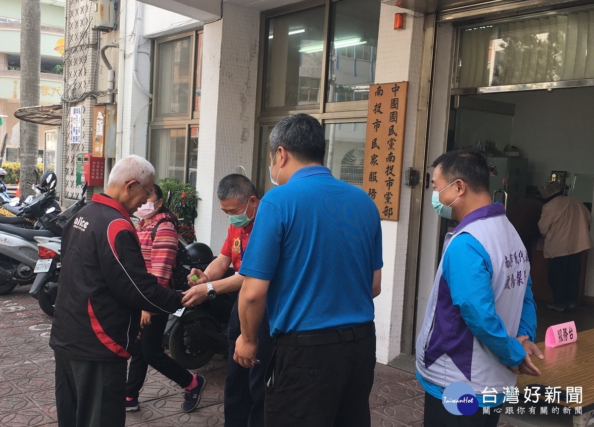 黨員投票先清潔雙手。(記者扶小萍攝)