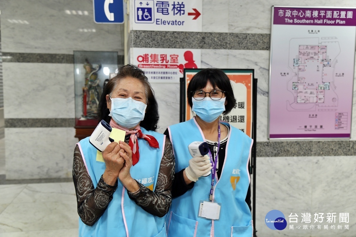 志工王昌梅（左）、溫錦惠（右）幫忙量測體溫／市府提供