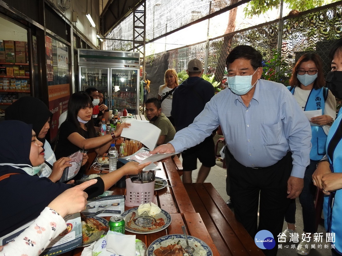 縣府分送口罩及宣傳單等。(縣府提供)