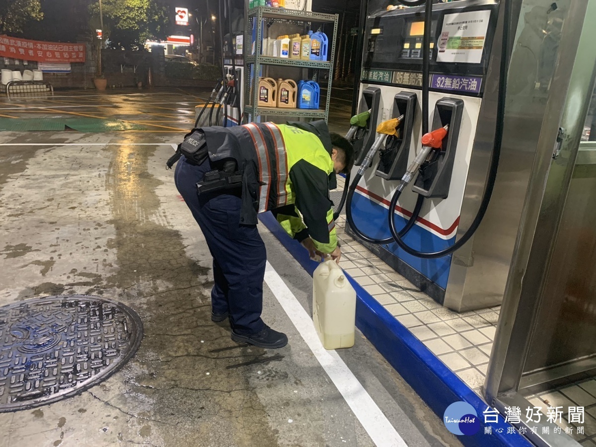 男子深夜機車沒油牽車,幸遇暖警添油助解圍。