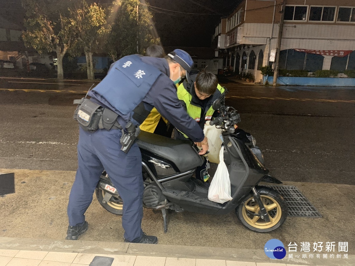 男子深夜機車沒油牽車,幸遇暖警添油助解圍。