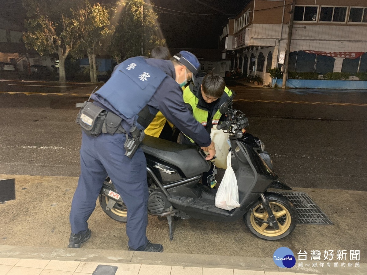 男子深夜機車沒油牽車，幸遇暖警添油助解圍。