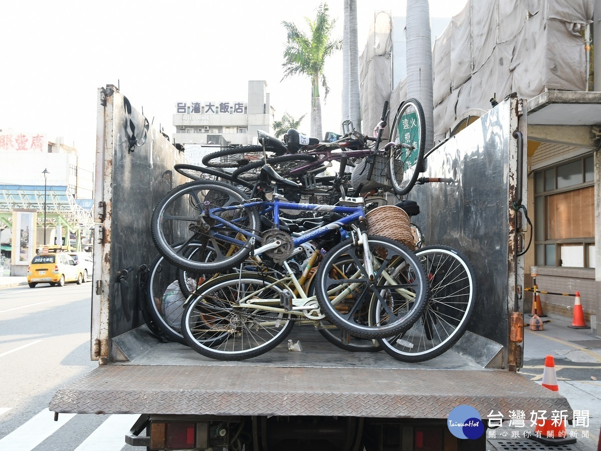 為維持美麗市容 林世賢同警清除火車站前違停腳踏車
