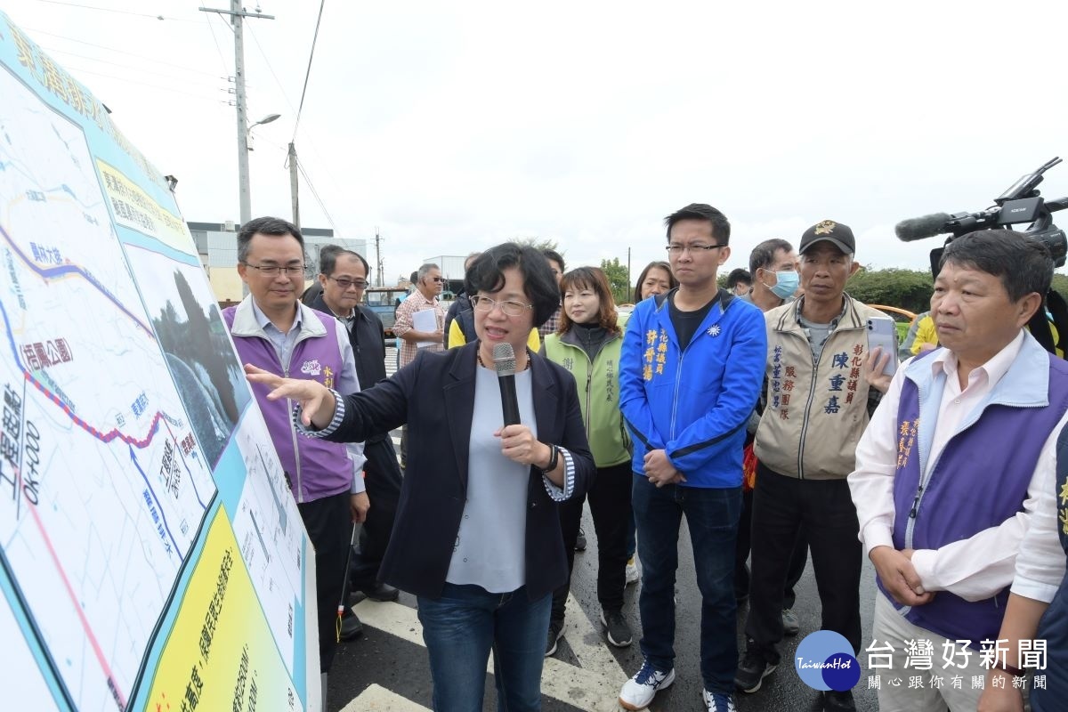 縣長王惠美視察埔心鄉東溝排水時,向鄉親說明施工情形與進度。
