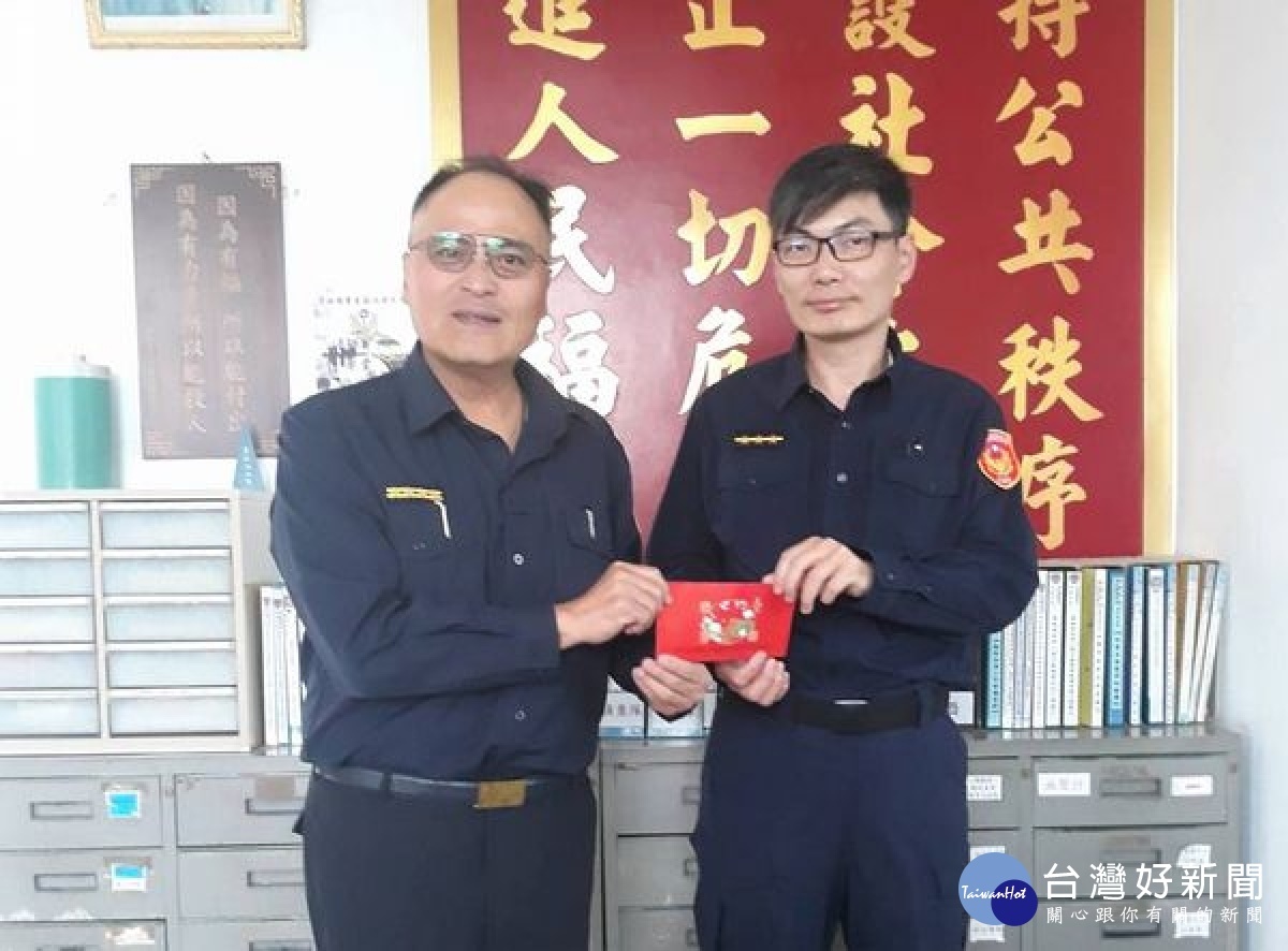 北港派出所員警主動盤查破獲毒品案件,與蔦松派出所員警積極偵破多起竊盜案件,有效打擊犯罪,分局長王立德立即頒發禮券鼓勵破案有功人員。