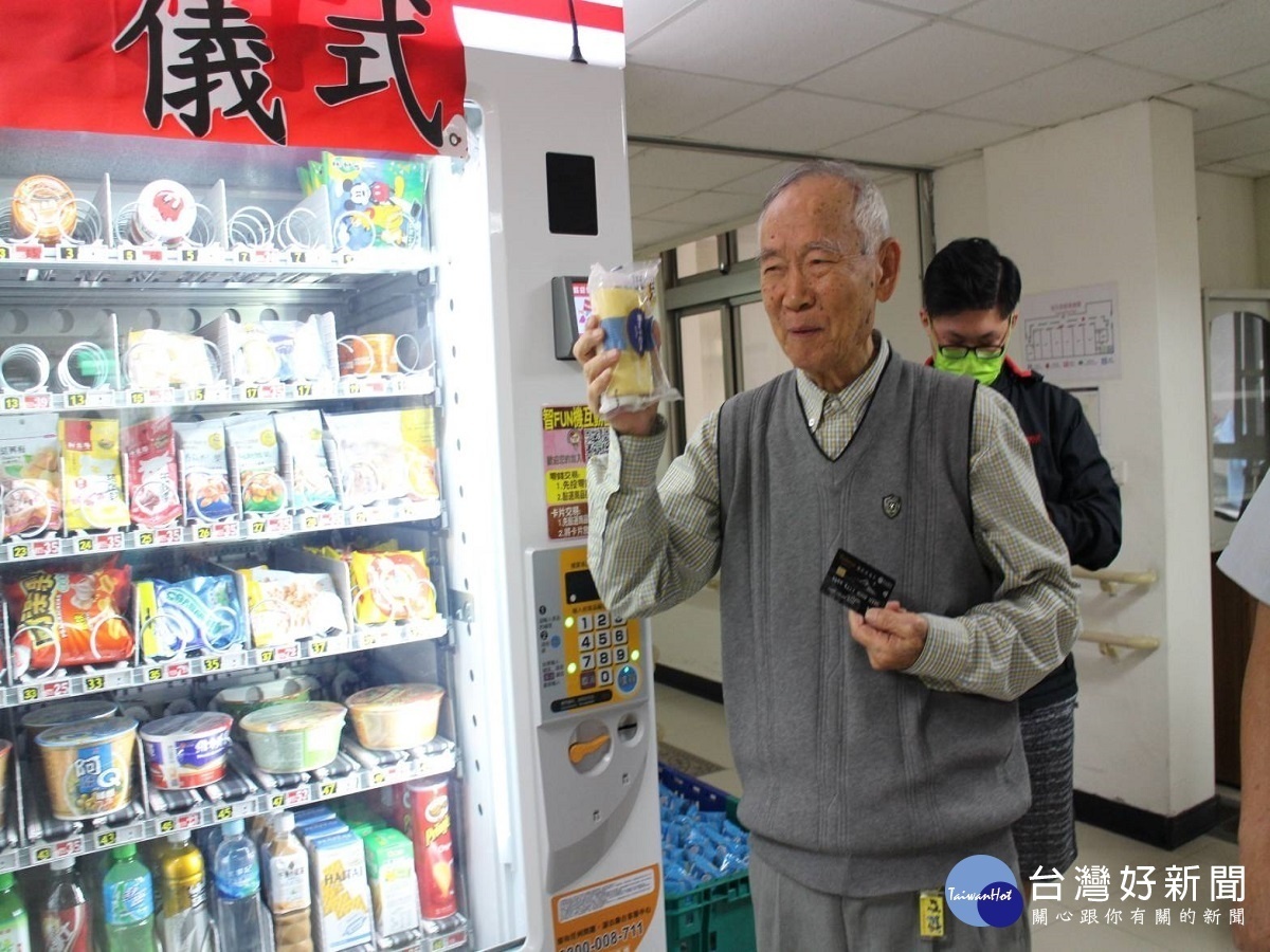 晚上不擔心肚子餓 7-ELEVEN「智能販賣機」入駐榮家