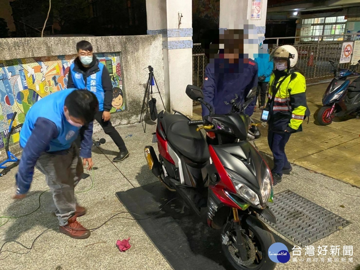 八德警分局為維護轄區民眾居家安寧及交通安全，深夜取締改裝噪音車輛。