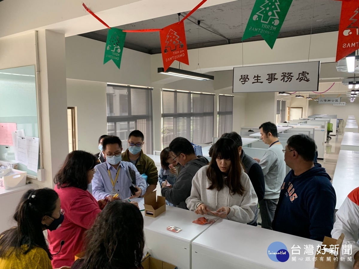 因應全球新冠肺炎疫情 師生人手一卡全面防疫