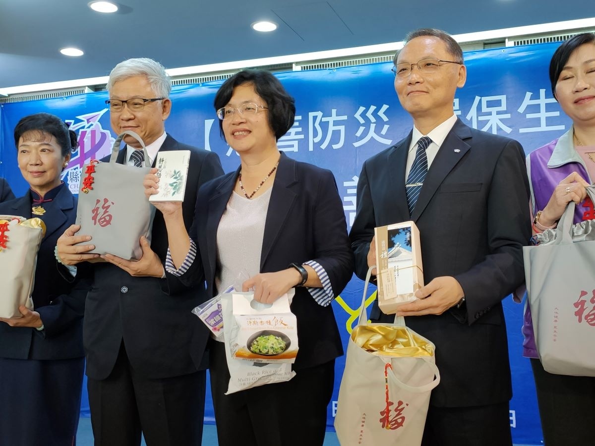 慈濟捐贈彰化縣居家檢疫及隔離的民眾1000份「安心祝福包」。圖/記者鄧富珍攝