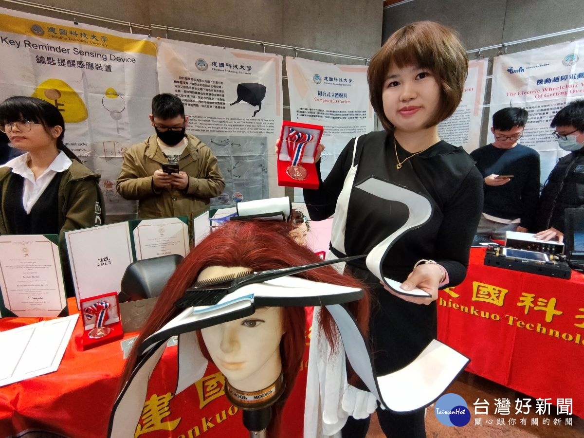 染髮使用之防護工具,獲得銅牌獎。圖/記者鄧富珍攝