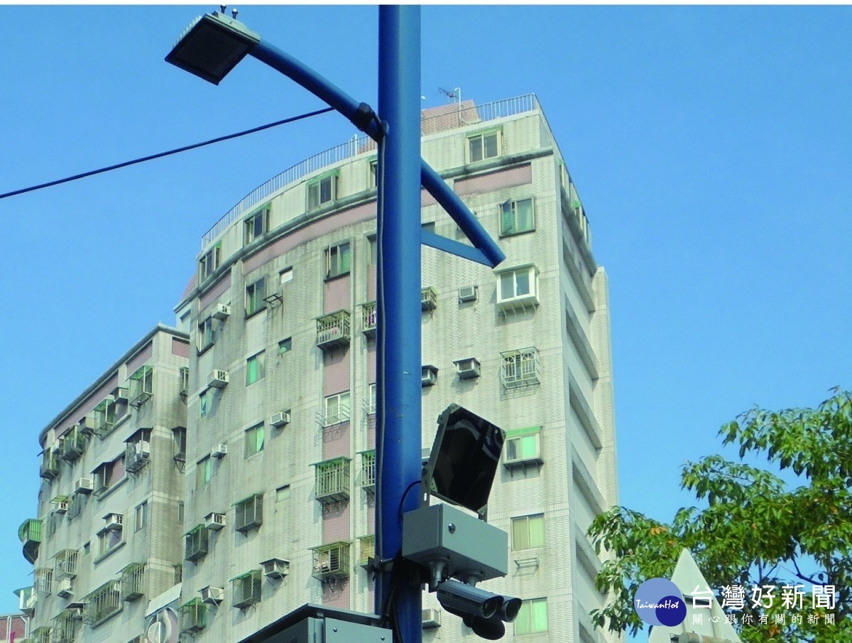 新北擴大科技執法力道,可快速找出非法改裝車輛的固定式車牌辨識系統將從現有10處增加至50處,其中配備主動偵測的噪音偵測設備將增加至30處