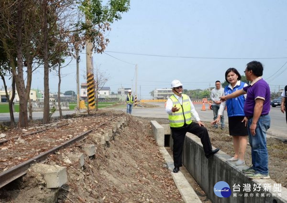 縣長張麗善視察跨虎尾溪橋新建工程,勉勵施工團隊達成6月通車目標,亦指示縣府團隊納入鄉親意見,妥處研議盡速辦理,以回應民眾需求。