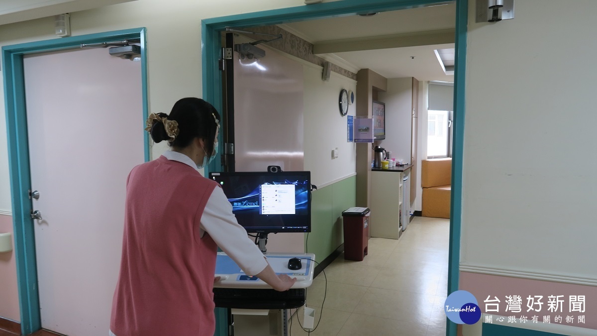 護理人員推行動式通訊平台到病房。