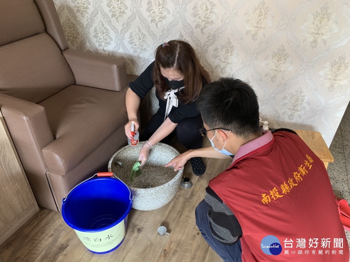 縣府稽查小組到養生館宣導防疫。(衛生局提供)