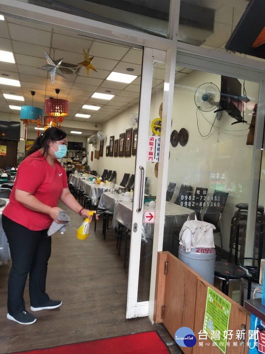 提供調製好的二氧化氯噴劑給商圈,進行各店家、住家作持續性、全面性消毒。