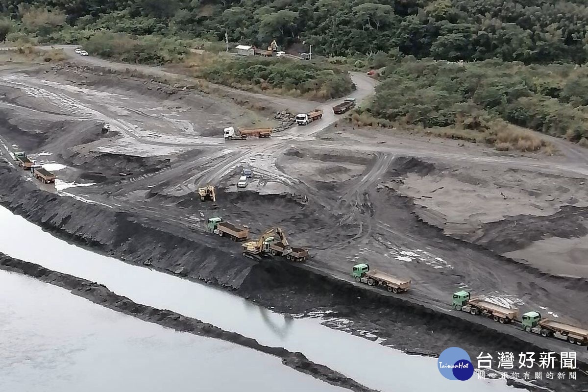 石門水庫羅浮及義興清淤車輛行駛台七線,許多民眾及遊客反應造成交通及環境嚴重衝擊。