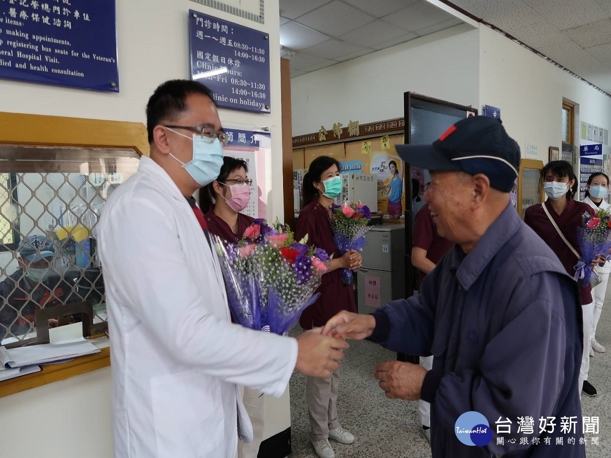 榮家長輩獻花慰問防疫天使 為守護天使喝采打氣