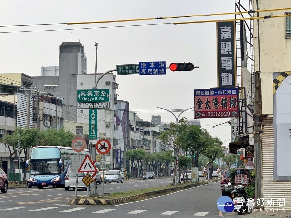 嘉市吳鳳、興業路口3/12日起進行快慢車道號誌分流/市府提供