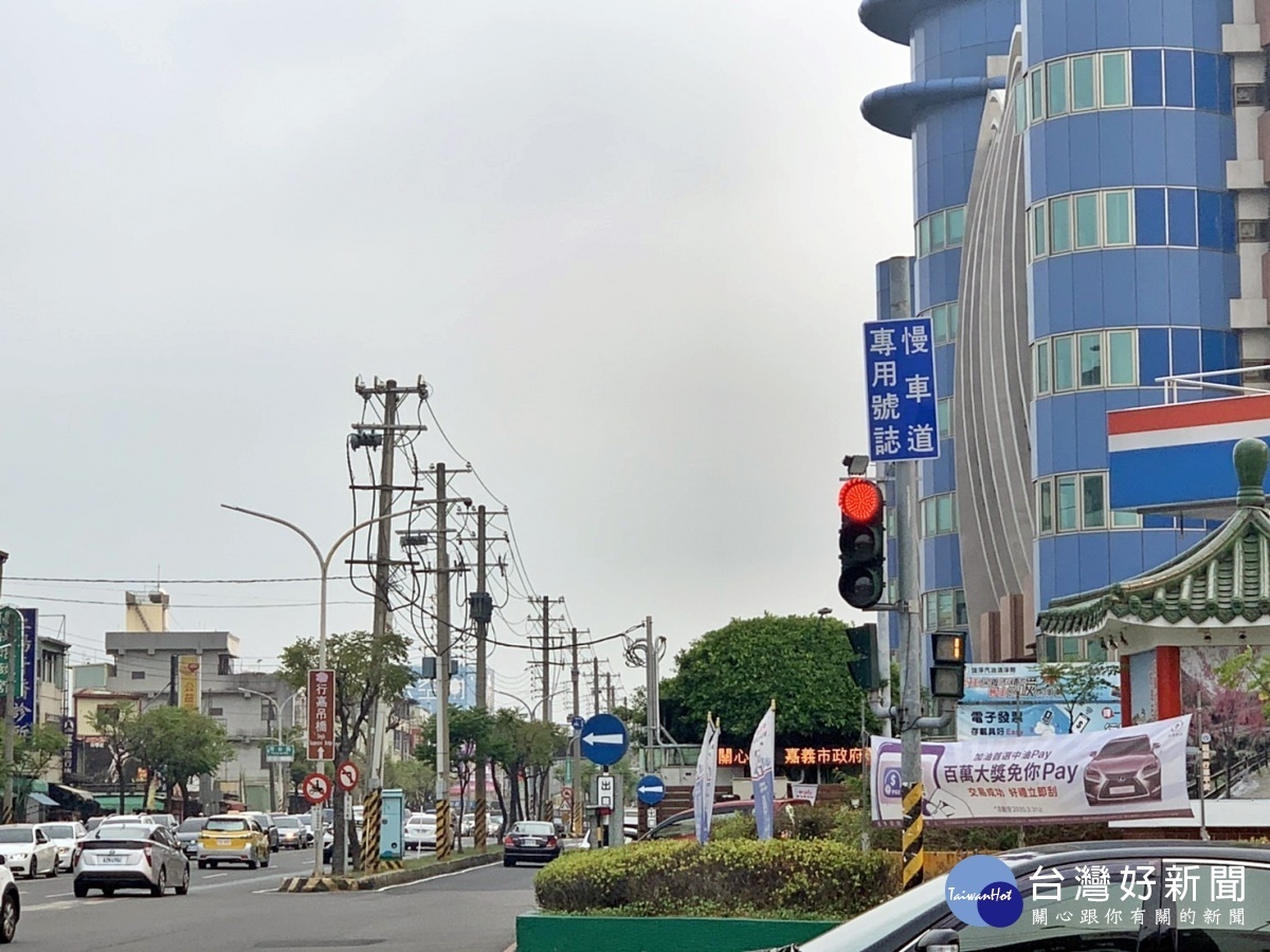 嘉市吳鳳、興業路口3/12日起進行快慢車道號誌分流/市府提供