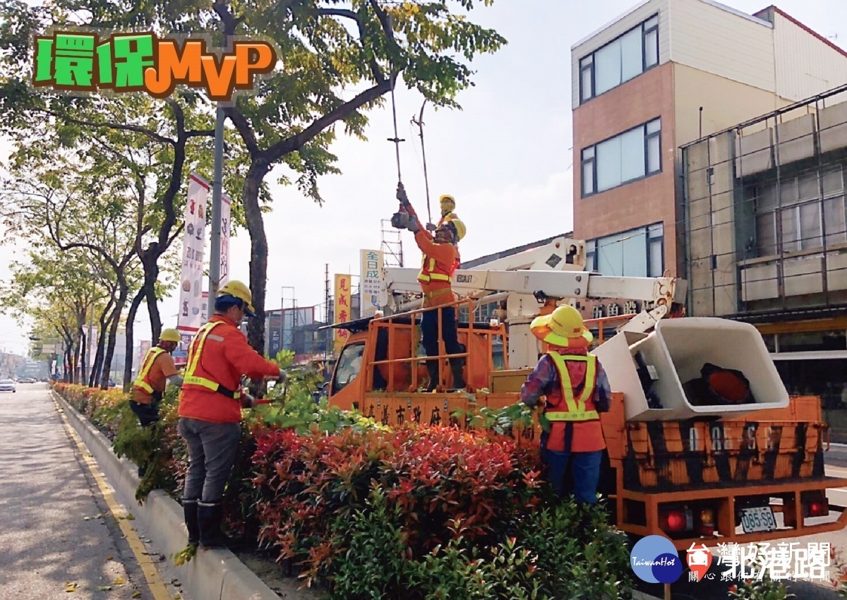 割草班分成4個工作小組,是城市之美的幕後「剪刀手」/市府提供
