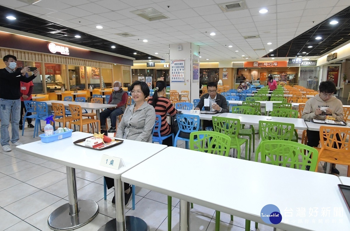 縣長王惠美示範大賣場用餐空間，採間隔，距離小於一公尺。圖／記者鄧富珍攝