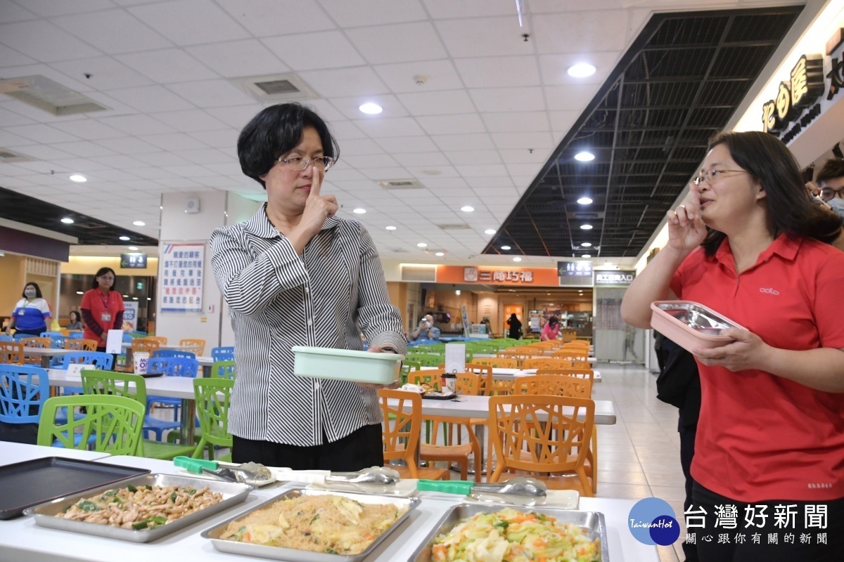 外食用餐衛生取餐不交談。圖／記者鄧富珍攝