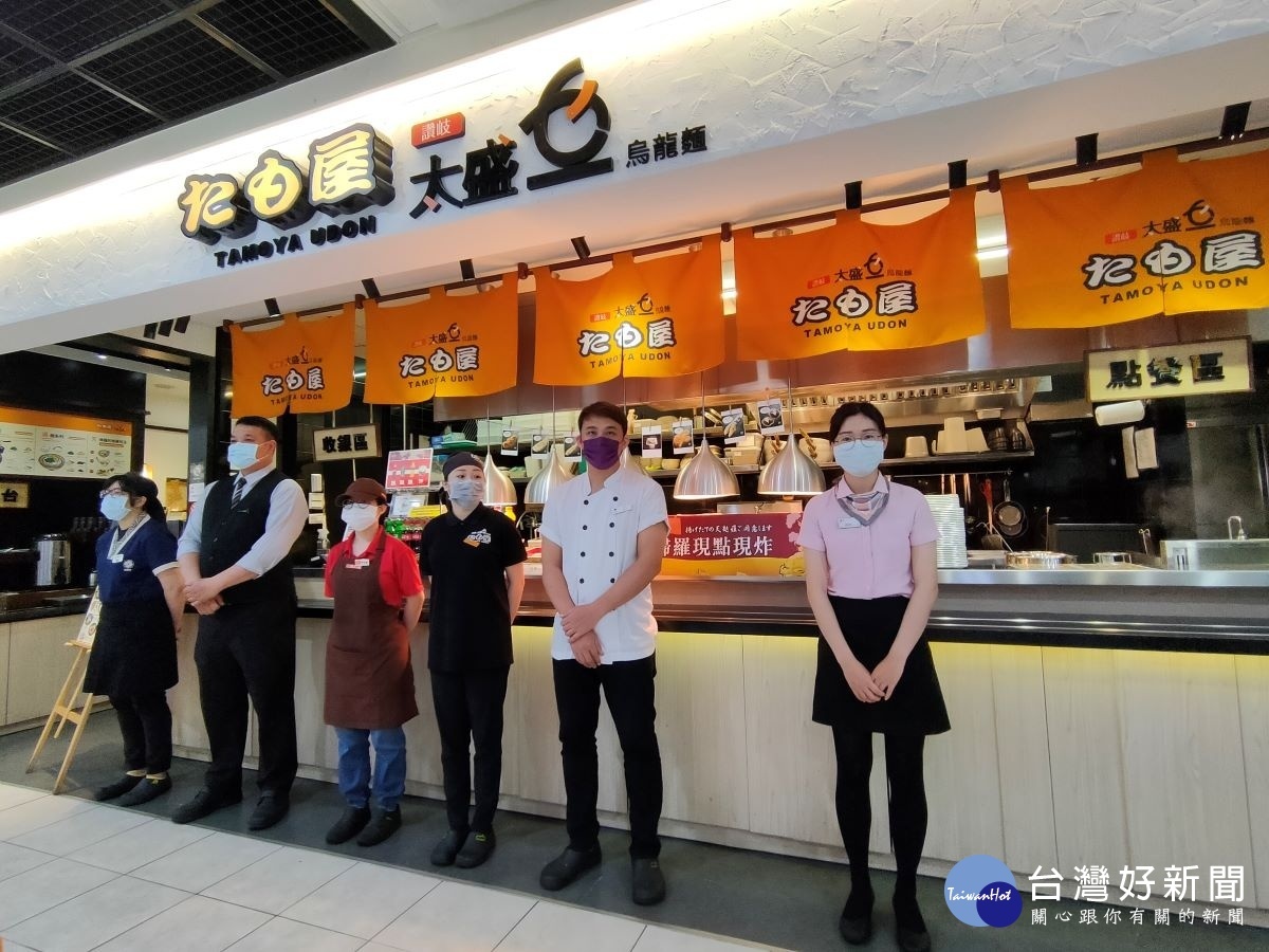 彰化家樂福大賣場食品從業人員配戴口罩。圖/記者鄧富珍攝