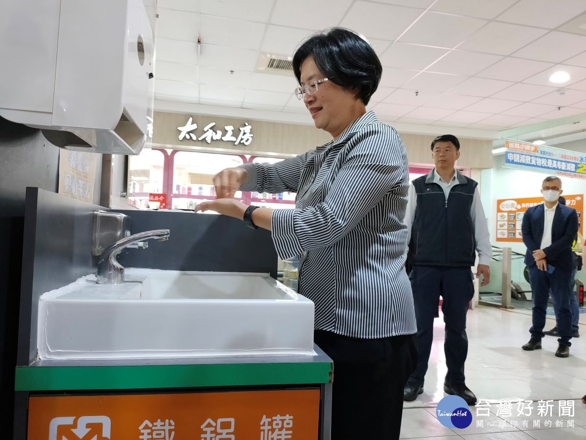 縣長王惠美示範大賣場用餐清潔。圖/記者鄧富珍攝