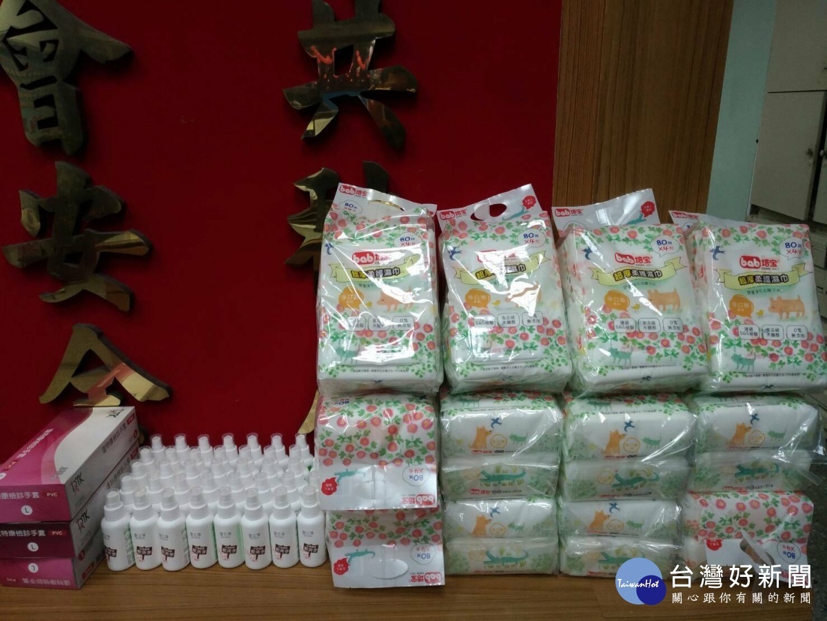 八德警友站捐贈乾洗手隨身瓶40瓶、防護手套及濕紙巾數箱。