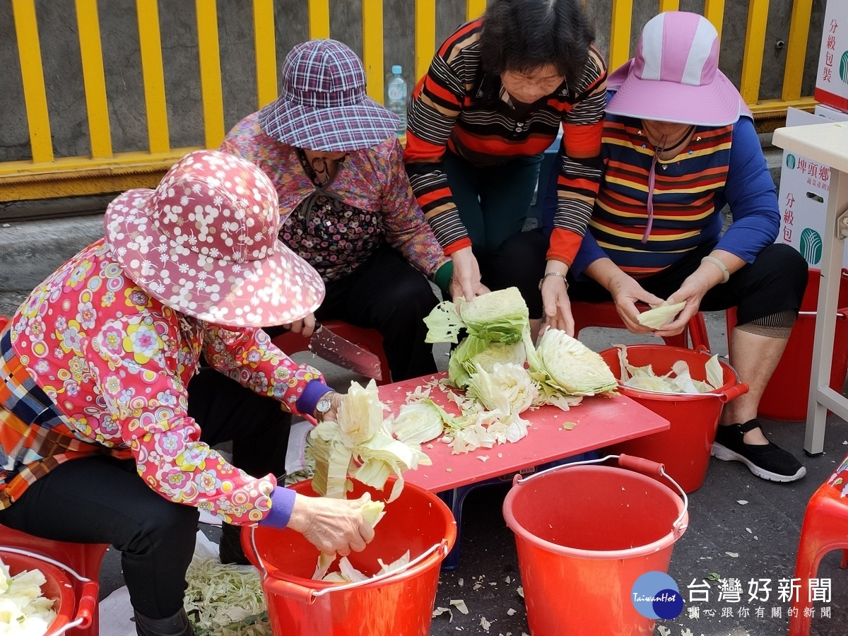 彰化埤頭鄉農會舉辦高麗菜多元利用料理研習活動,現場王惠美與埤頭鄉農會總幹事王宋民與社區媽媽,調理在地高麗菜,準備曬高麗菜乾。圖/記者鄧富珍攝