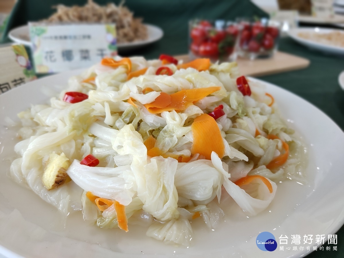高麗菜醃製的泡菜。圖/記者鄧富珍攝