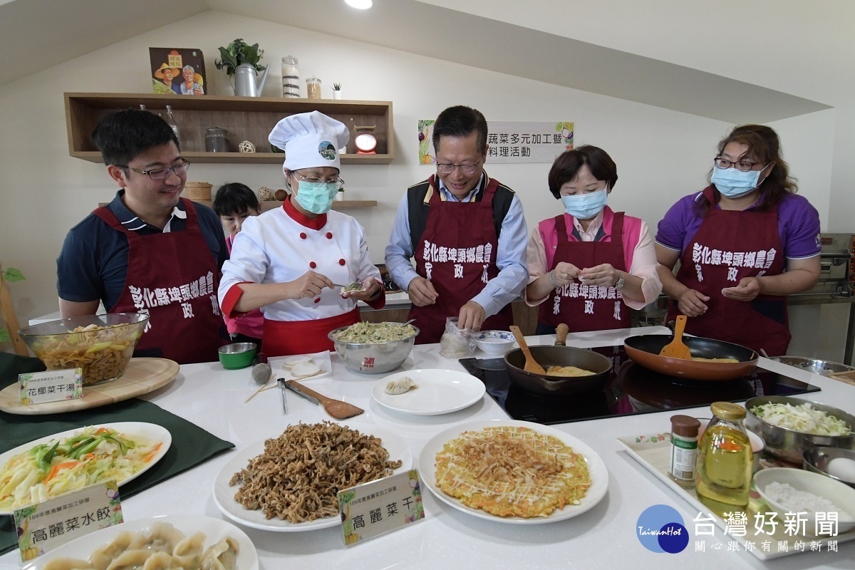 縣長王惠美現場包高麗菜水餃。圖/記者鄧富珍攝