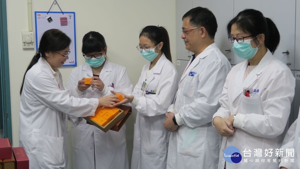 台積電慈善基金會連續幾天寄了蔓越莓等口味的鳳梨酥、滴雞精、巧克力、各類飲品到彰化醫院。