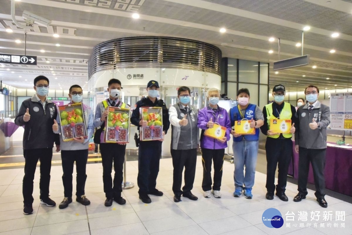 桃園市長鄭文燦視察桃園捷運防疫超前部署,也特別送上水果禮盒和雞精表示感謝。