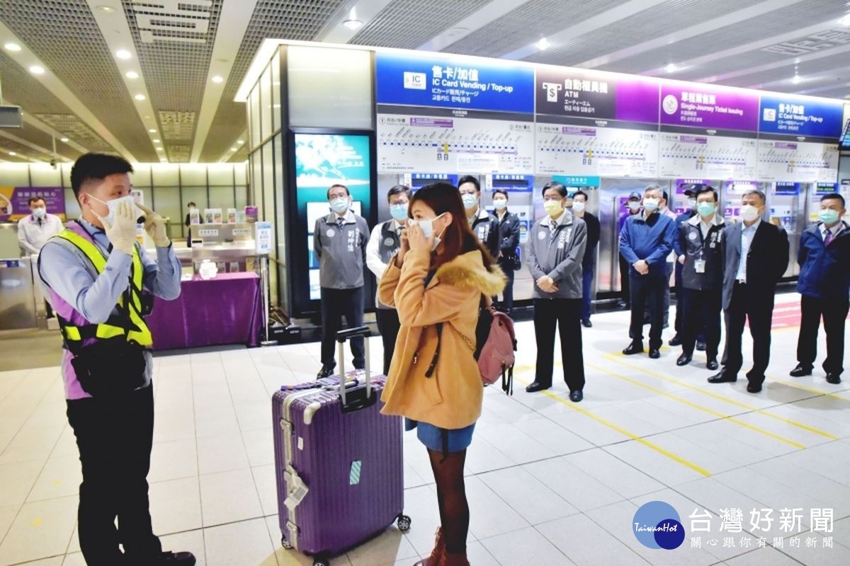 桃園市長鄭文燦視察桃園捷運防疫超前部署,第一線工作人員進行「進站旅客未配戴口罩」情境之處理演練。