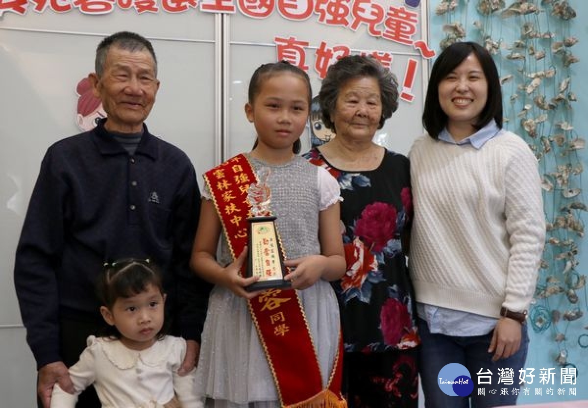 雲林家扶「蚵殼女孩」吳宛蓉獲得2020全國自強兒童殊榮，家扶副主委李萬吉與黃凱議員予以祝賀，並鼓勵再接再厲、堅持圓夢之路。