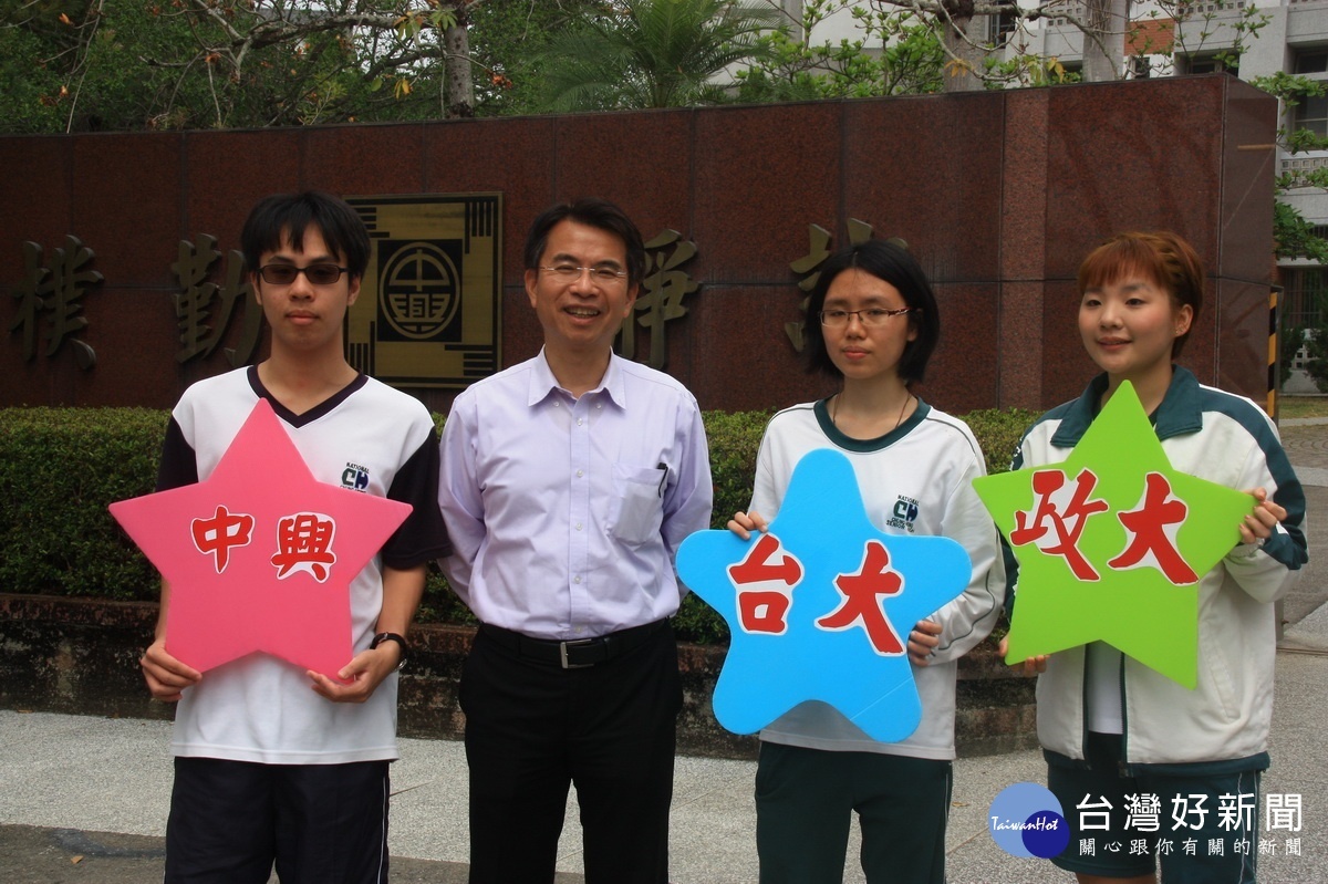陳江海校長恭喜同學如願登榜。(記者扶小萍攝)