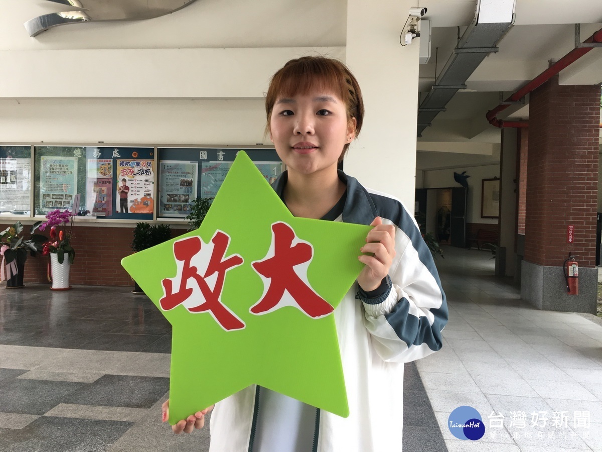 二代新住民湯妮臻考上政大法律學系。(記者扶小萍攝)