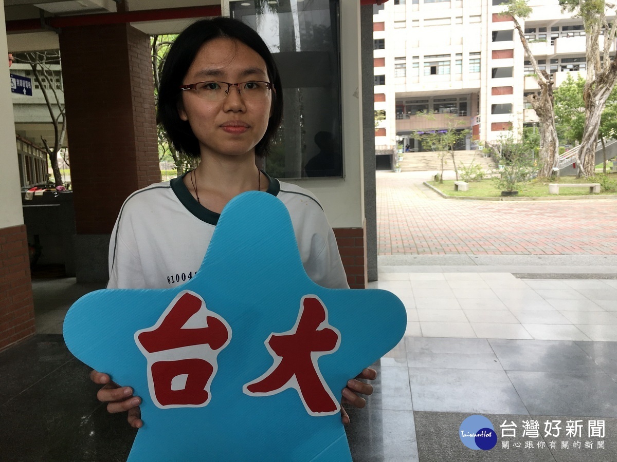 黃文馨錄取台大外語學系。(記者扶小萍攝)