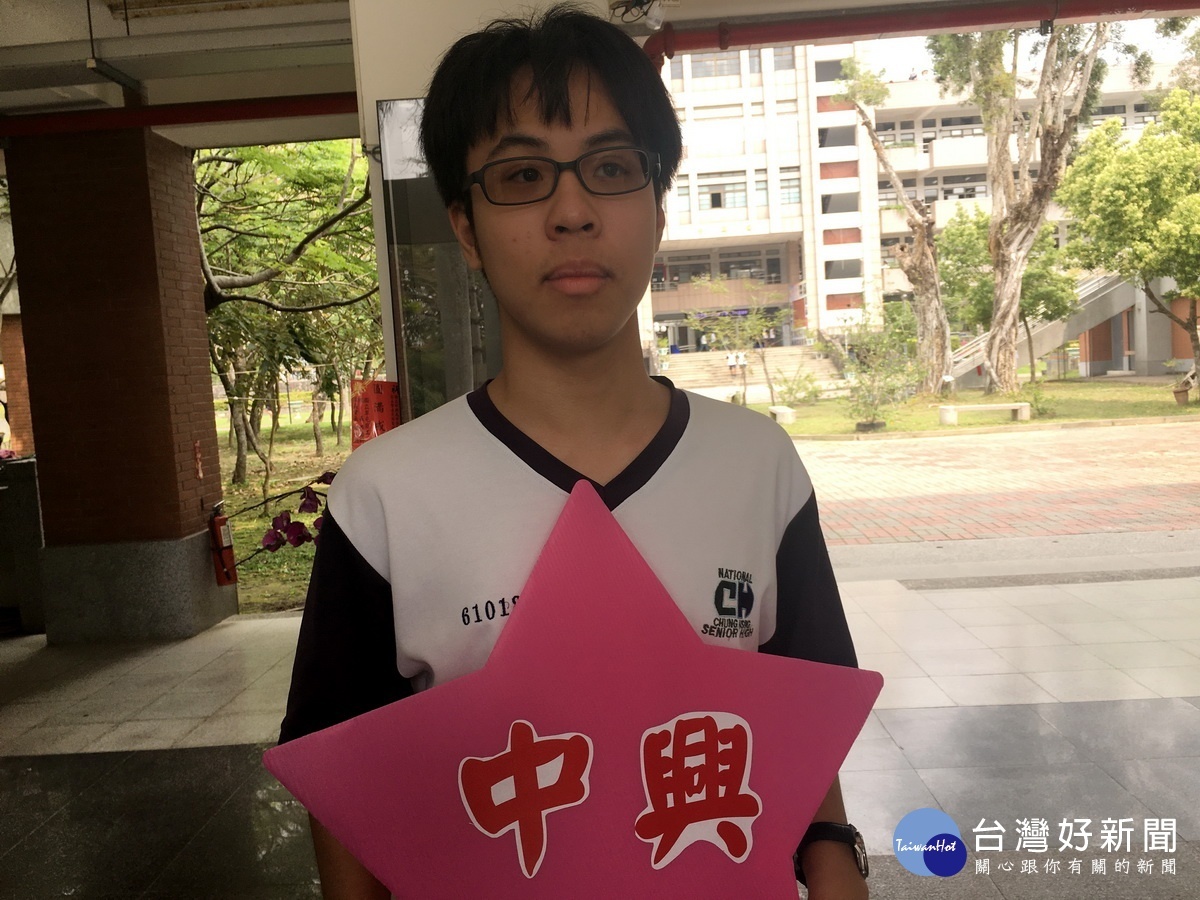 游晨昕順利進入中興大學機械工程學系。(記者扶小萍攝)