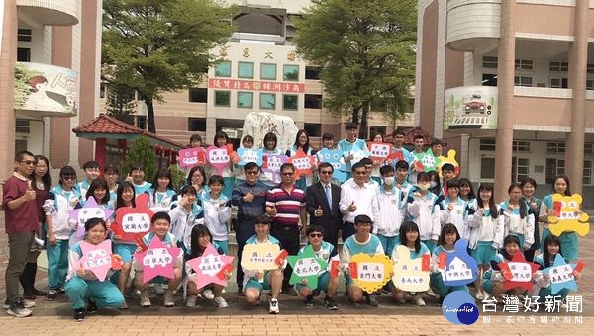 大學繁星放榜,北港高中成績亮眼,上榜率高達71%,校長傅國樑及家長會長蘇紋亨等頒獎鼓勵上榜同學,亦肯定大家三年的努力耕耘,終於收獲豐碩的成果。